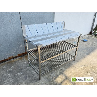 Bàn inox 3 tầng có thành chắn sau