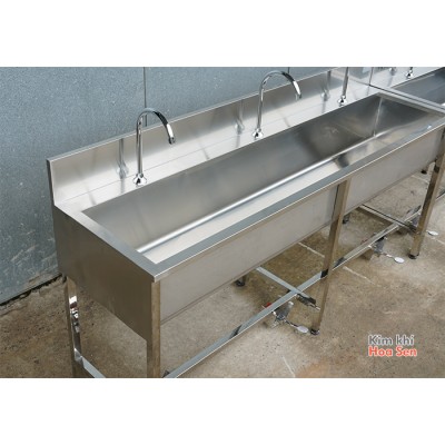 Máng rửa tay có vòi đạp chân