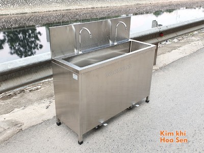 Chậu rửa tay và dụng cụ bằng inox có vòi đạp chân