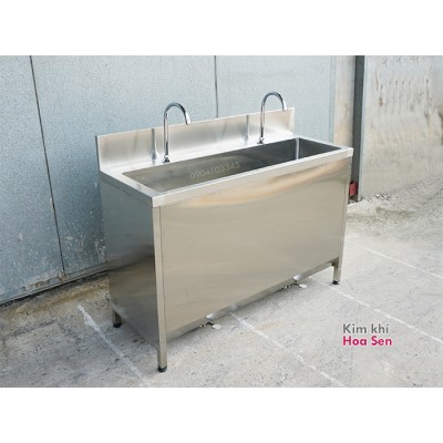 Tủ chậu rửa tay có tích hợp sẵn vòi đạp chân