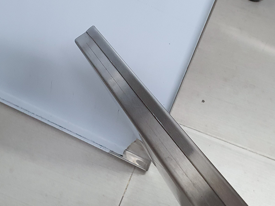 cạnh khay inox hứng nước tủ bếp