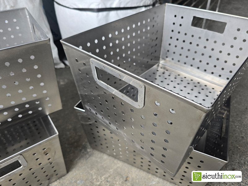 Khay inox lỗ thoáng